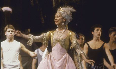 Fonteyn como Rainha no Lago dos Cines em 1986